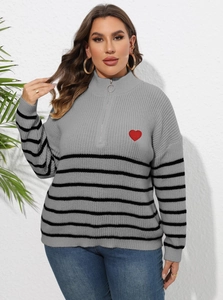 Détail de la broderie cœur rouge et du zip argenté sur le pull rayé gris chiné