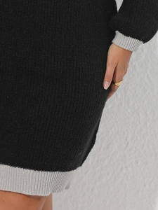 Détail de robe en maille noire avec poignets côtelés gris contrastés