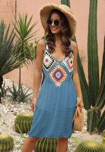 Détail du corsage au crochet multicolore et de la jupe turquoise sur la robe de plage