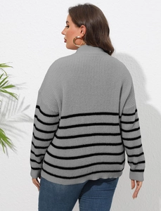 Vue arrière du pull en maille grise grande taille avec rayures noires aux manches