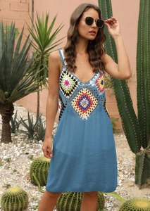 Détail du crochet style bohème sur cette robe de plage bleue à bretelles colorées