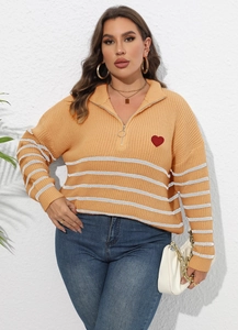 Gros plan du pull en maille grande taille orange à rayures avec zip et écusson coeur