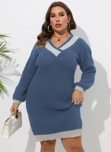 Détail de l'encolure en V contrastée sur une robe en maille bleue moulante à manches longues