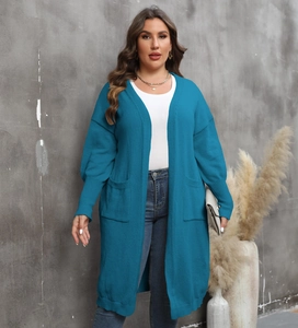 Détail du cardigan long bleu paon pour femme avec poignets côtelés et poches latérales utiles