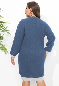 Détails de la maille de la robe bleu marine avec bordures côtelées grises