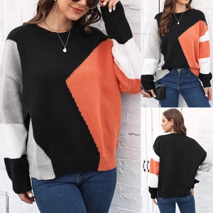 Dettaglio del maglione in maglia color-block con polsini a coste e morbido tessuto
