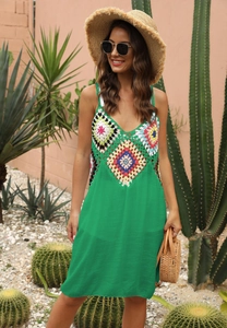 Détails de tricot au crochet coloré et robe de plage verte au style bohème chic