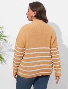 Détail du pull en maille jaune moutarde à rayures blanches et texture côtelée au dos