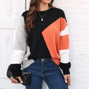 Dettaglio di un maglione in maglia alla moda con design asimmetrico a blocchi di colore