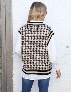 Détail du dos du gilet à carreaux avec bords contrastés noirs et texture en maille chic