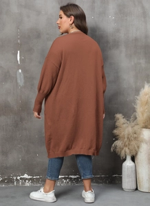 Vue arrière du long gilet en maille rouge argile avec poignets côtelés et coupe ample