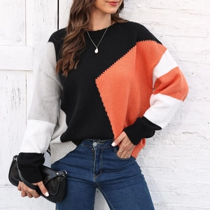 Dettaglio del maglione in maglia da donna con motivo geometrico colorato e scollo a giro