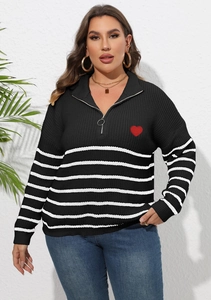 Détail du pull en maille rayé noir et blanc avec broderie cœur rouge et demi-fermeture éclair