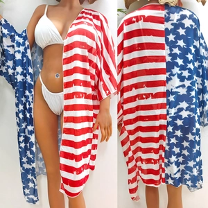 Détail des motifs étoiles et rayures sur un cardigan de plage léger pour femme protection