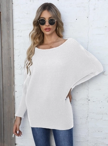 Dettaglio ravvicinato di un maglione bianco a maniche a pipistrello con trama verticale