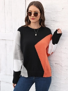 Dettaglio maglione a maglia color block con girocollo e trama a costine autunnali