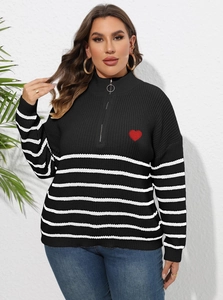Détail de la fermeture éclair sur pull rayé grande taille avec broderie cœur rouge