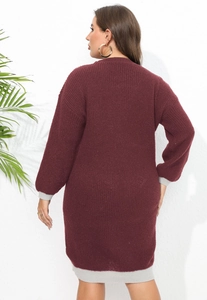 Vue arrière détaillée d'une robe en maille bordeaux avec poignets contrastés gris clair