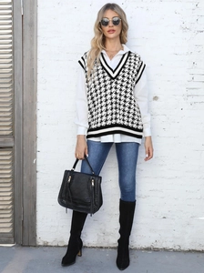 Style de rue extérieur d'un pull sans manches pied-de-poule avec chemise et bottes