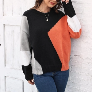 Dettaglio maglione in maglia color-block con polsini a costine e motivo geometrico