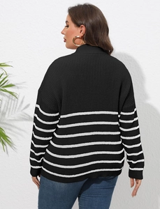 Détail du dos d'un pull rayé noir avec col montant et emmanchures tombantes pour femme