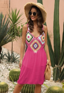 Détails du patchwork au crochet et du col en V d'une robe de plage bohème rose