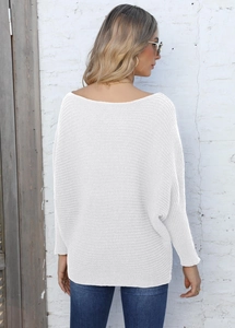 Dettaglio maglione bianco oversize con scollo a barca, maniche a pipistrello e coste