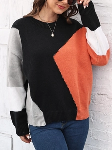 Dettaglio ravvicinato di polsini e orlo a coste sul maglione da donna in stile color-block