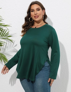 Détail du haut vert foncé à col rond avec ourlet asymétrique et fente latérale stylée