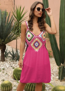 Détail du corsage en crochet multicolore et de la robe de plage bohème fuchsia vif
