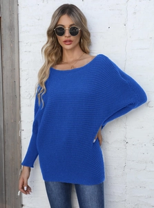 Dettagli del maglione in maglia blu scuro con maniche a pipistrello e scollo a barchetta