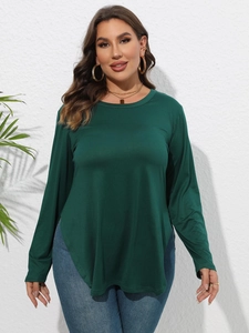 Détail de l'ourlet asymétrique et du tissu doux de ce haut à manches longues vert foncé