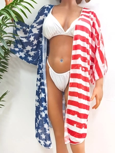 Vue latérale de l'ensemble bikini 3 pièces avec paréo de plage aux motifs drapeau américain