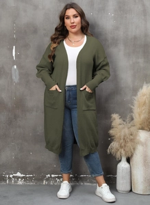 Détail d'un cardigan en maille vert olive avec grandes poches avant et finitions côtelées