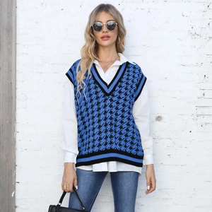 Gilet tricoté pour femme à motif pied-de-poule bleu et noir sur chemise blanche