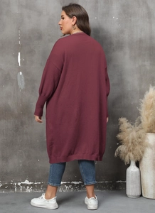 Vue latérale du cardigan long bordeaux avec manches bouffantes et bords côtelés