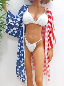 Détail d'un cardigan à motif étoiles et rayures avec bikini blanc pour look de plage