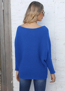 Vista posteriore di un maglione in maglia blu reale con scollo a barchetta e maniche a pipistrello