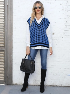 Détail du débardeur en tricot pied-de-poule bleu avec col en V et bordure contrastée