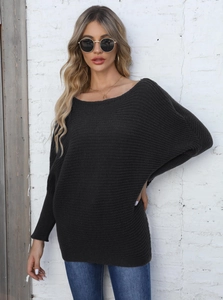 Dettaglio del maglione in maglia grigio antracite con maniche a pipistrello e scollo a barca
