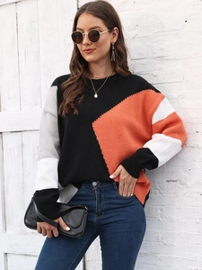 Dettaglio della trama a maglia su questo maglione da donna con blocchi di colore