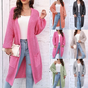 Collage di cardigan lunghi che mostrano la trama grossa e diverse opzioni di colore