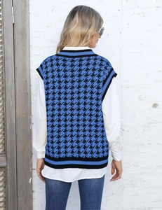 Vue arrière du gilet en maille pied-de-poule bleu et noir avec bordure contrastée