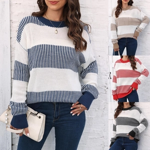 Détail de la maille douce et options de couleurs pour le pull à rayures col rond