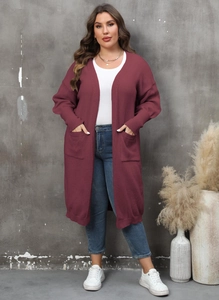 Gilet en maille rouge foncé avec poches latérales, porté avec un jean et des baskets