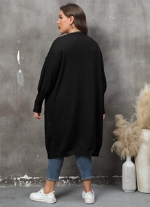 Vue détaillée du dos d'un gilet long noir en maille avec poignets côtelés et coupe ample