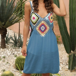 Robe de plage bohème en crochet avec haut floral coloré et jupe fluide bleu ciel