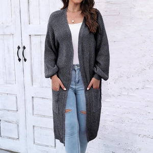 Dettaglio della maglia grossa e della grande tasca su un lungo cardigan grigio donna