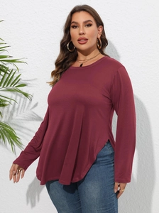 Détail de l'ourlet fendu asymétrique sur un t-shirt à manches longues bordeaux
