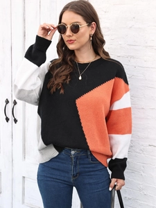 Dettaglio del maglione in maglia color-block con girocollo e tessuto morbido